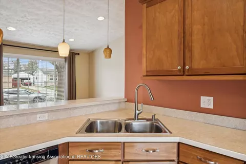 Kitchen - 4017 Heathgate Dr, Lansing, MI 48910 photo 5 of 5
