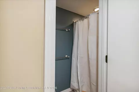 Bath - 4017 Heathgate Dr, Lansing, MI 48910 photo 3 of 4
