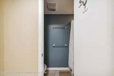 Bath - 4017 Heathgate Dr, Lansing, MI 48910 photo 4 of 4