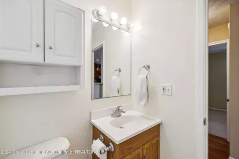 Bath - 4017 Heathgate Dr, Lansing, MI 48910 photo 1 of 4