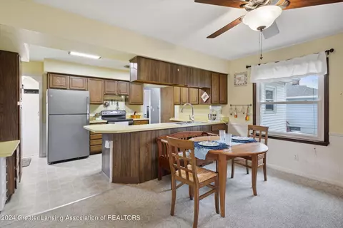 Kitchen - 4519 Devonshire Ave, Lansing, MI 48910 photo 4 of 5
