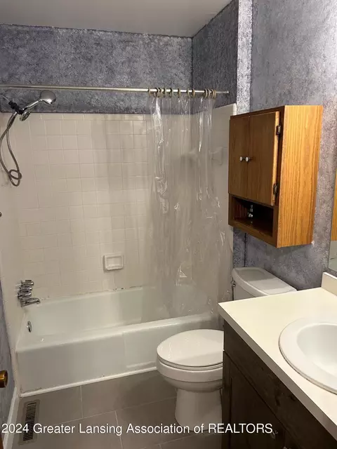Bath - 5872 Okemos Rd, Haslett, MI 48840 photo 2 of 3