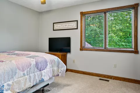 Bedroom - 11108 Eden Trl, Eagle, MI 48822 photo 6 of 13