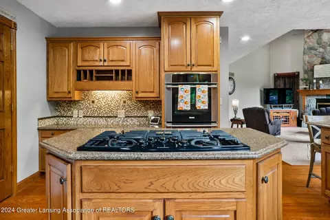 Kitchen - 11108 Eden Trl, Eagle, MI 48822 photo 2 of 11
