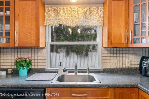 Kitchen - 228 E Thomas St, Lansing, MI 48906 photo 4 of 6