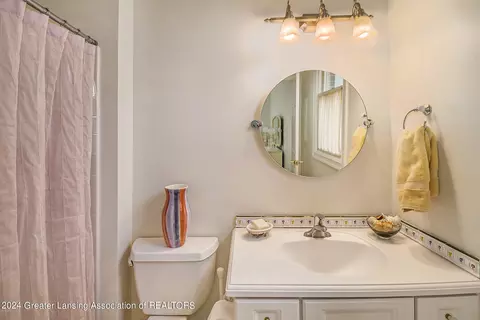 Bath - 4640 Hawk Hollow Dr, Bath, MI 48808 photo 6 of 10