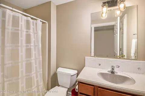 Bath - 4640 Hawk Hollow Dr, Bath, MI 48808 photo 5 of 10