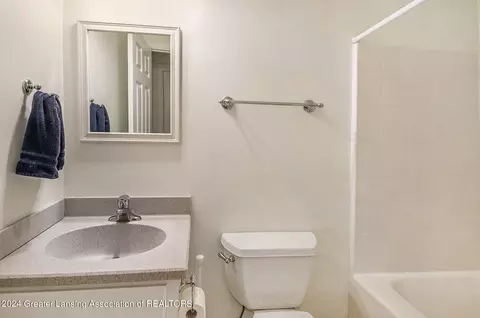 Bath - 4640 Hawk Hollow Dr, Bath, MI 48808 photo 7 of 10