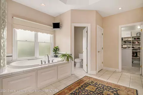 Bath - 4640 Hawk Hollow Dr, Bath, MI 48808 photo 4 of 10