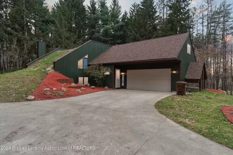 12684 Upton Rd, Bath, MI 48808
