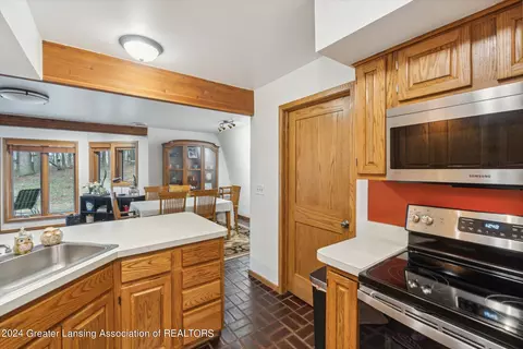 Kitchen - 12684 Upton Rd, Bath, MI 48808 photo 5 of 6