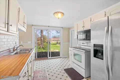 Kitchen - 911 E Willoughby Rd, Lansing, MI 48911 photo 2 of 3