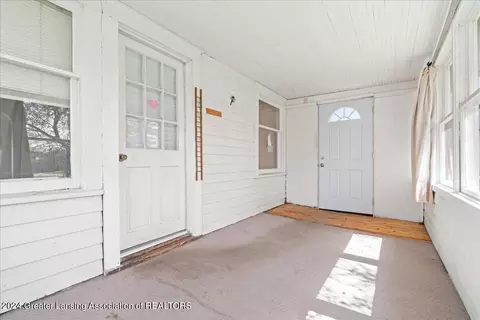Exterior - 911 E Willoughby Rd, Lansing, MI 48911 photo 3 of 6