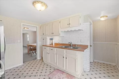 Kitchen - 911 E Willoughby Rd, Lansing, MI 48911 photo 1 of 3