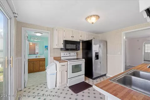 Kitchen - 911 E Willoughby Rd, Lansing, MI 48911 photo 3 of 3