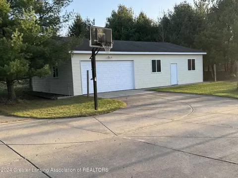 Exterior - 13180 Upton Rd, Bath, MI 48808 photo 5 of 11