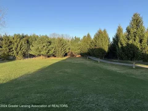 Exterior - 13180 Upton Rd, Bath, MI 48808 photo 2 of 11