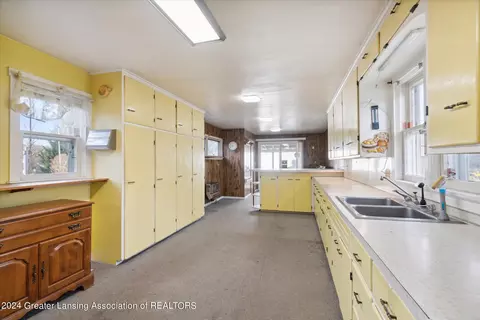 Kitchen - 8105 N Welling Rd, Elsie, MI 48831 photo 2 of 3