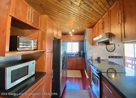 Kitchen - 4157 Ballantine Rd, Dewitt, MI 48820 photo 5 of 5