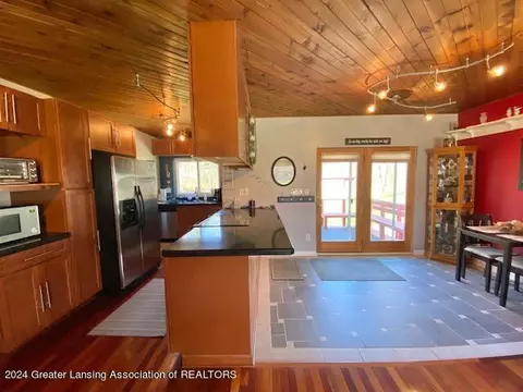 Kitchen - 4157 Ballantine Rd, Dewitt, MI 48820 photo 2 of 5