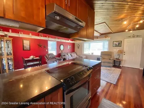 Kitchen - 4157 Ballantine Rd, Dewitt, MI 48820 photo 3 of 5