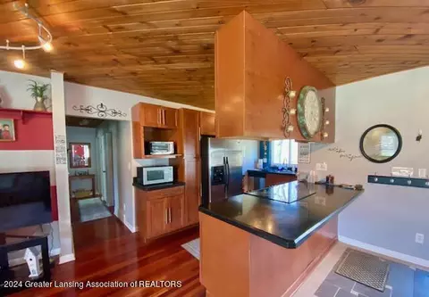 Kitchen - 4157 Ballantine Rd, Dewitt, MI 48820 photo 4 of 5