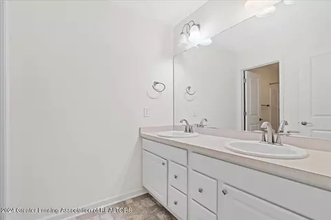 Bath - 2236 Wingrove Way, Dewitt, MI 48820 photo 2 of 6