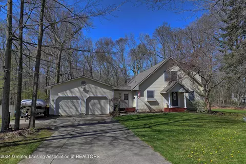 6582 Crestline Dr, Grand Ledge, MI 48837