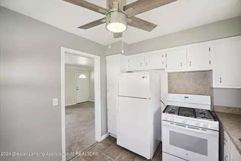 Kitchen - 2385 Pine Tree Rd, Holt, MI 48842 photo 6 of 7