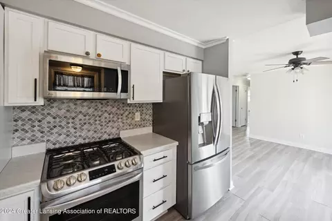 Kitchen - 2385 Pine Tree Rd, Holt, MI 48842 photo 2 of 7