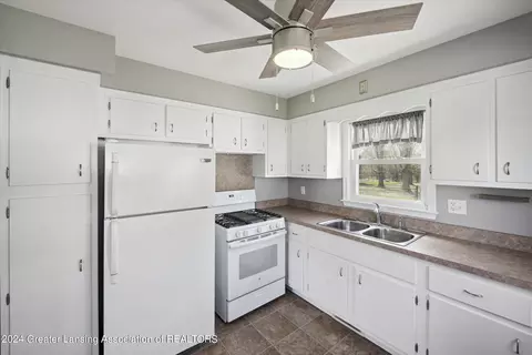 Kitchen - 2385 Pine Tree Rd, Holt, MI 48842 photo 5 of 7