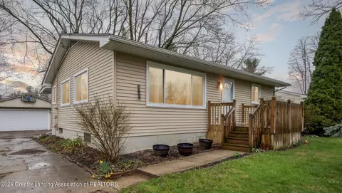 2132 Meadowlawn Dr, Holt, MI 48842