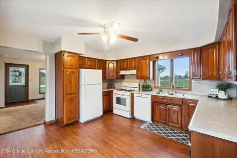 Kitchen - 5857 S State Rd, Ithaca, MI 48847 photo 2 of 4