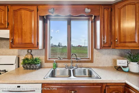 Kitchen - 5857 S State Rd, Ithaca, MI 48847 photo 4 of 4