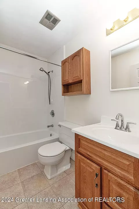 Bath - 5740 Forest Green Dr, Perry, MI 48872 photo 3 of 4