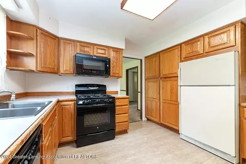 Kitchen - 5740 Forest Green Dr, Perry, MI 48872 photo 4 of 4