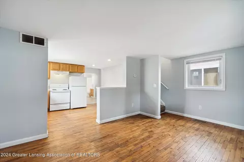 Living - 905 N Pine St, Lansing, MI 48906 photo 1 of 1