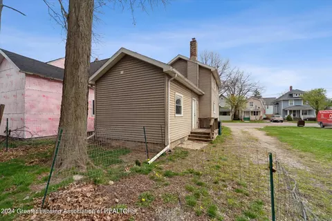 Exterior - 905 N Pine St, Lansing, MI 48906 photo 5 of 7