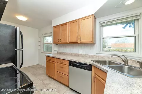 Kitchen - 2508 Devonshire Ave, Lansing, MI 48910 photo 4 of 5