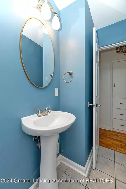 Bath - 2508 Devonshire Ave, Lansing, MI 48910 photo 2 of 4
