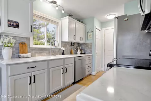 Kitchen - 607 Clearwater Dr, Perry, MI 48872 photo 2 of 4