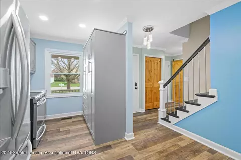 Entry Way - 5473 Maple Ridge Rd, Haslett, MI 48840 photo 2 of 4