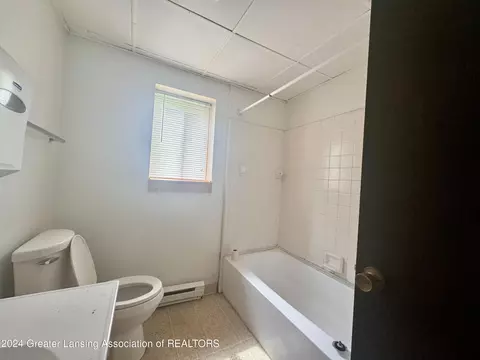 Bath - 730 Fred St, Lansing, MI 48911 photo 2 of 4