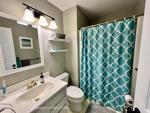 Bath - 1218 Redpole Dr, Dewitt, MI 48820 photo 1 of 2