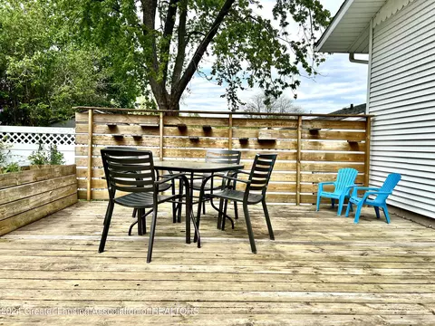 Exterior - 4706 Kessler Dr, Lansing, MI 48910 photo 4 of 9