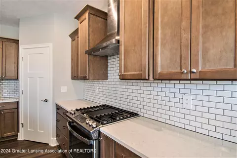 Kitchen - 14035 Pristine Ct, Dewitt, MI 48820 photo 4 of 5