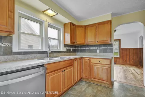 Kitchen - 116 Harriet Ave, Lansing, MI 48917 photo 4 of 5