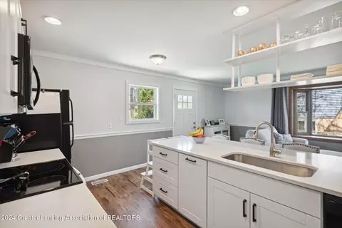 Kitchen - 1733 Springfield Ln, Lansing, MI 48912 photo 2 of 5