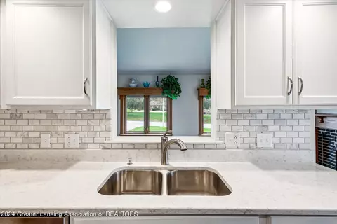 Kitchen - 13142 Schavey Rd, Dewitt, MI 48820 photo 2 of 7