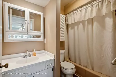 Bath - 13142 Schavey Rd, Dewitt, MI 48820 photo 3 of 4